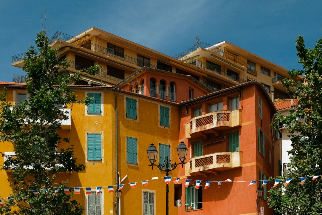 obtenez votre certificat d'hébergement rapidement et facilement. document officiel attestant de votre lieu de résidence pour diverses démarches administratives.