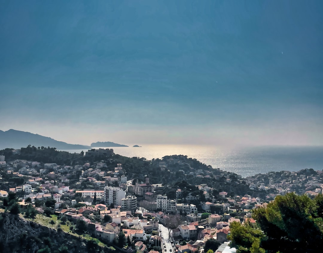 découvrez les quartiers de marseille à éviter pour un séjour en toute sécurité. conseils et informations pratiques pour bien choisir votre destination.