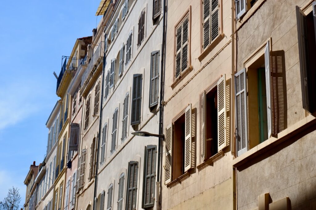 découvrez les quartiers de marseille à éviter pour garantir votre sécurité et profiter pleinement de votre séjour. conseils pratiques et informations essentielles pour un voyage serein.