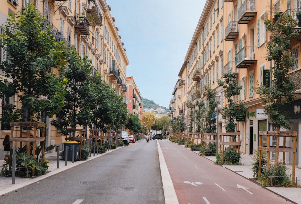 découvrez les quartiers à éviter à nice pour un séjour en toute sécurité et profitez pleinement de votre visite sur la côte d'azur.