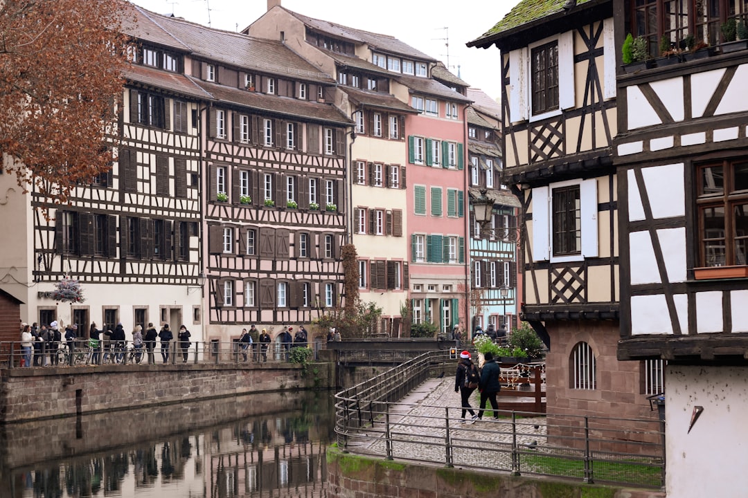 découvrez les quartiers de strasbourg à éviter pour un séjour en toute sécurité et profitez au mieux de votre visite dans cette ville historique.