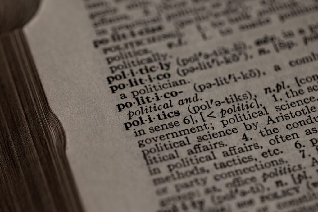 découvrez les droits et obligations des partenaires liés par un pacs, incluant les aspects juridiques, fiscaux et patrimoniaux pour mieux comprendre cet engagement.