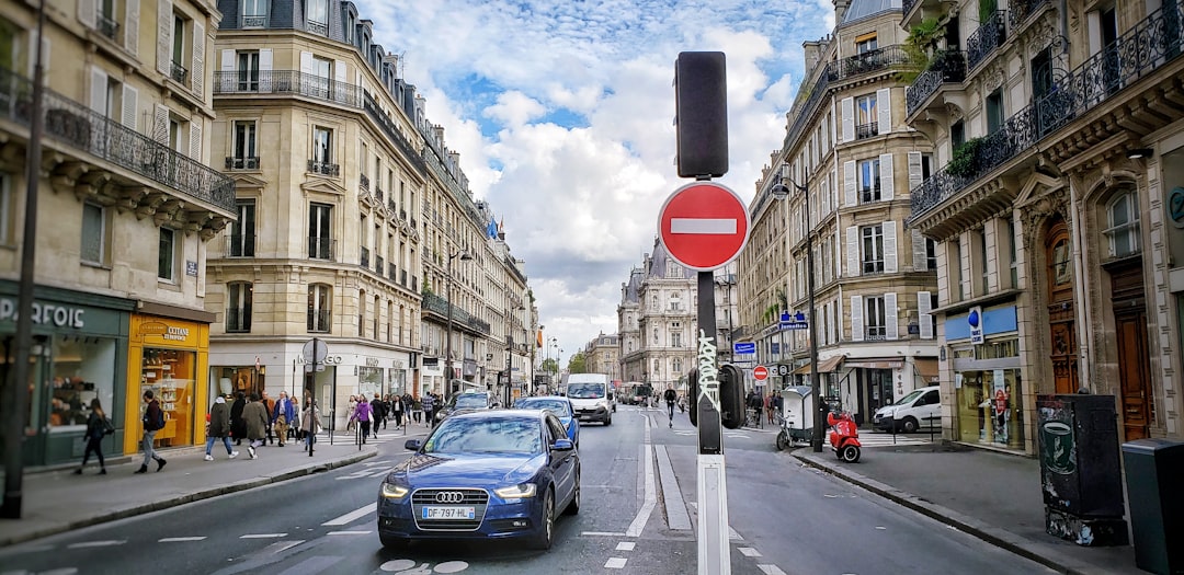 découvrez les quartiers à éviter à paris pour garantir votre sécurité lors de votre visite. conseils et informations sur les zones considérées comme moins sûres dans la capitale française.